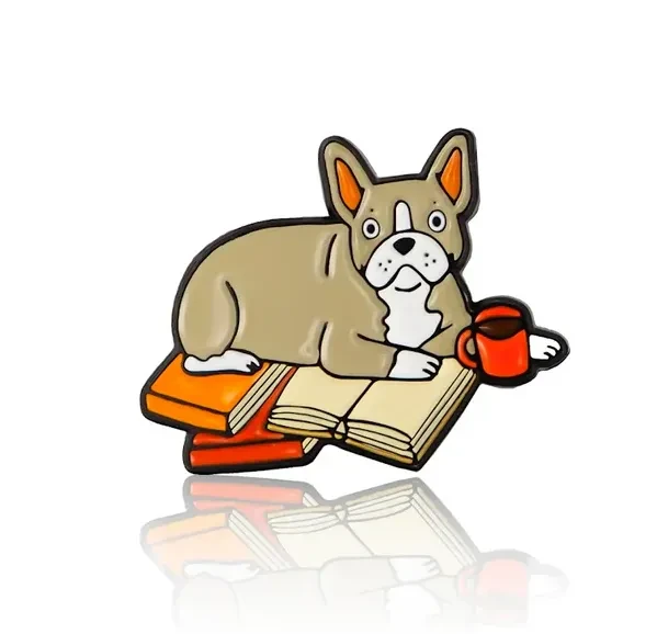 Buldog z książkami.webp