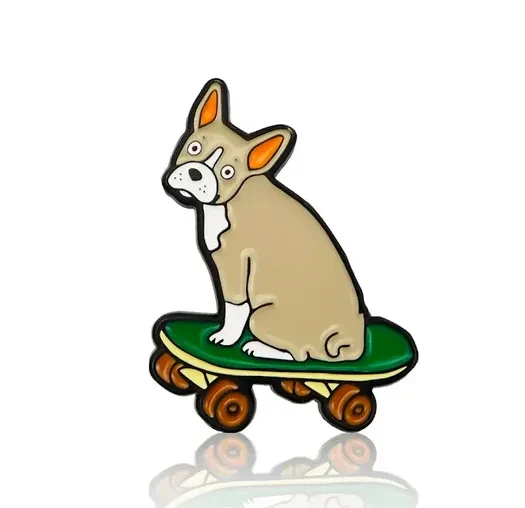pin buldog na deskorolce.webp