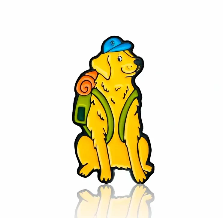pin Labrador z plecakiem