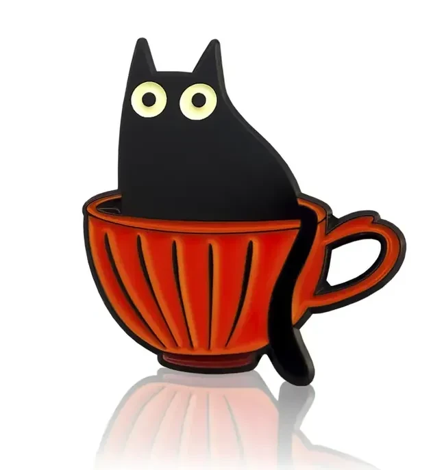 przypinka kotek w filiżance.webp