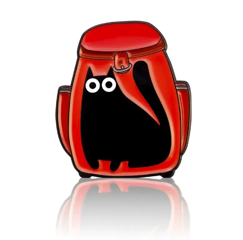 kot w plecaku pin.webp
