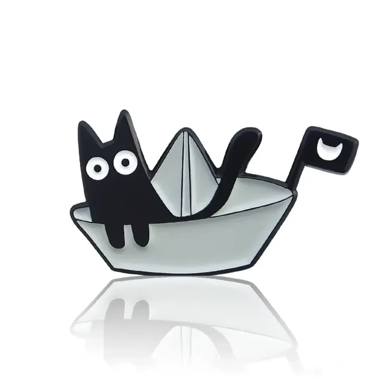 kotek w żaglówce pin.webp