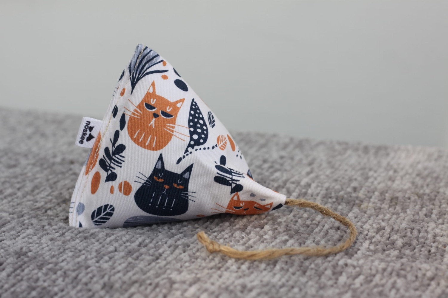 Piramidka z kocimiętką, rude koty